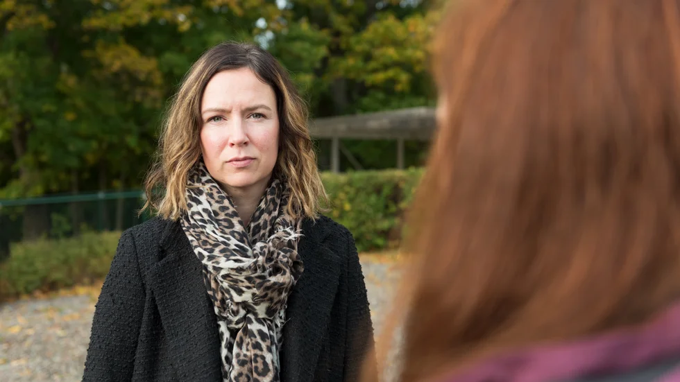 "Fritids brukar ha större grupper och barnen känner inte varandra på samma sätt som i förskolan. Förmodligen är det också sammanslagna avdelningar och mycket vikarier den tiden", säger hon. 
För henne känns det mer rimligt att inskolningen sker under ordinarie former i augusti.