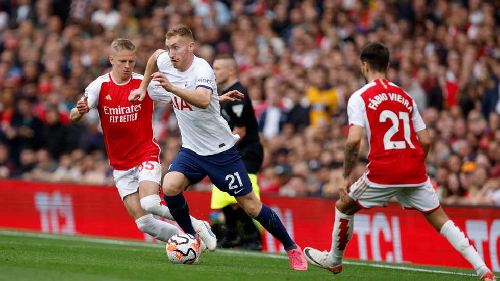 Dejan Kulusevski och hans Tottenham toppar Premier League. Arkivbild
