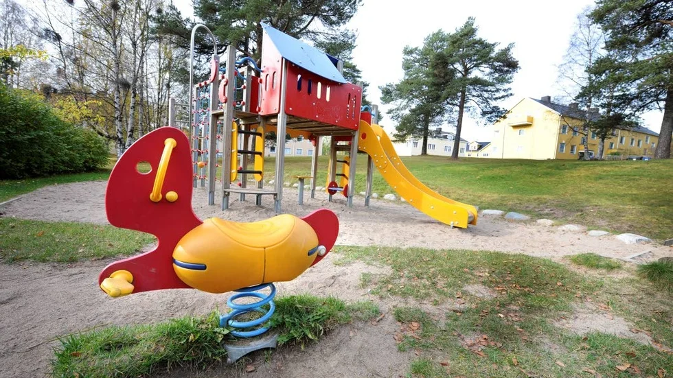 För att räknas som säker enligt reglerna ska underlaget vara mjukt för att minska skaderisken vid fall.