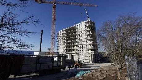 Växer. Den här veckan pågår arbetet med tionde våningen. I april ska höghuset ha nått sin fulla höjd - och i november ska det vara klart för inflyttning.Foto: Rolf Jönsson