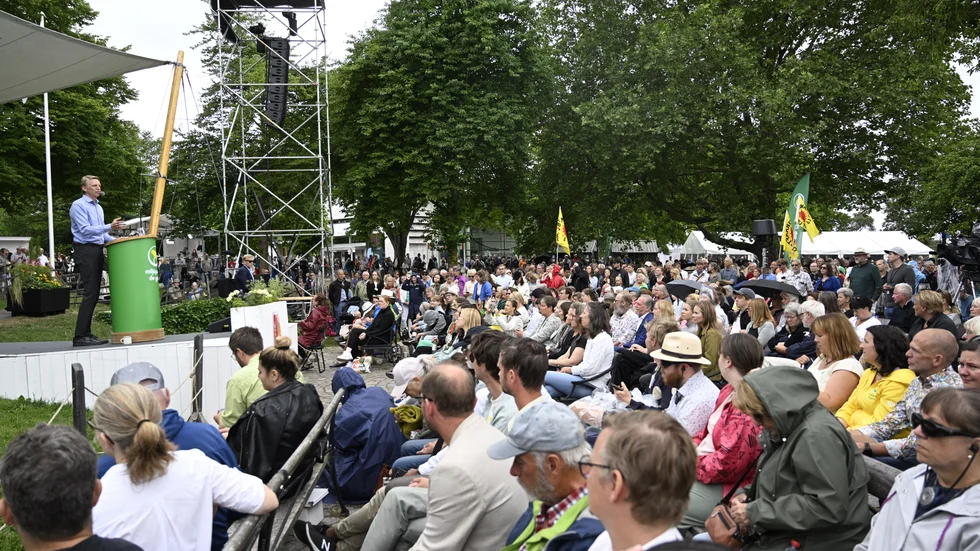 Insändarskribenten anser att de politiska partierna borde ta tillbaka makten över Almedalsveckan.