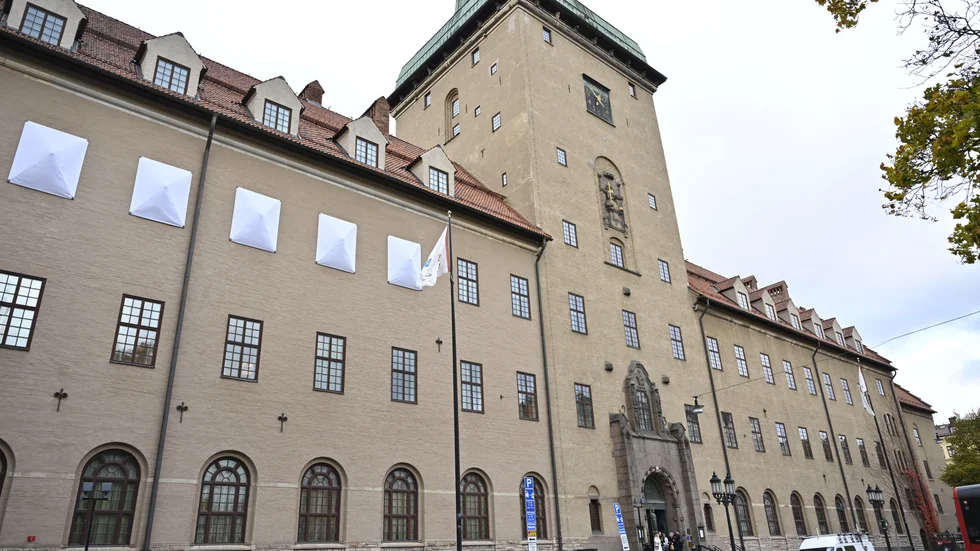 Stockholms tingsrätts dom innefattar tolv män som på olika sätt möjliggjorde den grova utpressningen. Flera av "medhjälparna" har vittnat om att de själva utsattes för hot från huvudmannen och kände sig tvingade att upplåta sina konton.