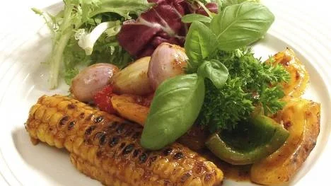 Grönt från grillen. Grillade grönsaker blir extra goda om de penslas med god glaze efter grillningen.