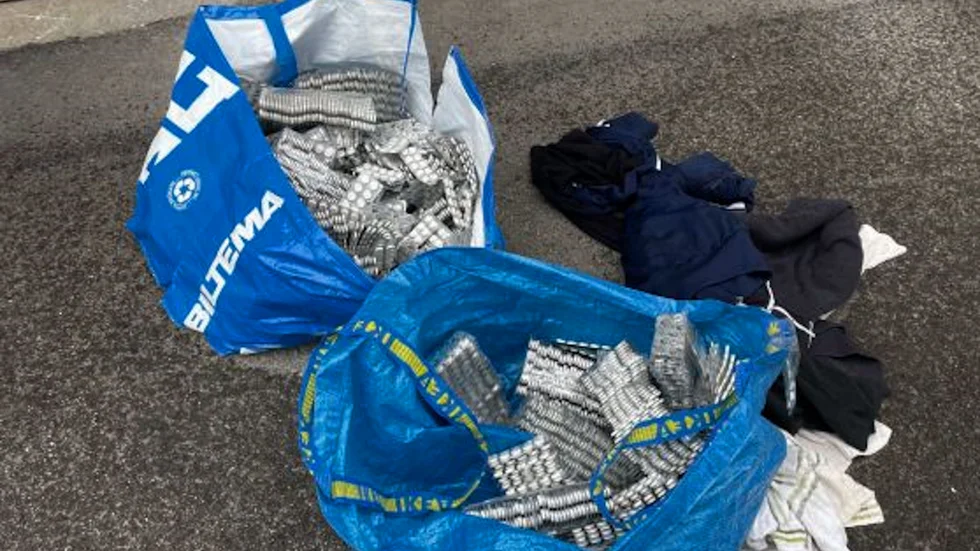 Nedanför en lägenhet i Skogsängen hittade polisen nästan 16 000 tramadoltabletter.