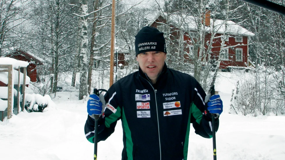 Fredrik Lennmark skulle mer än gärna se en konstsnöanläggning för längdåkning i Strängnäs kommun. Bilden är tagen utanför hans hus i Mariefred en ovanligt vintrig januaridag 2021.