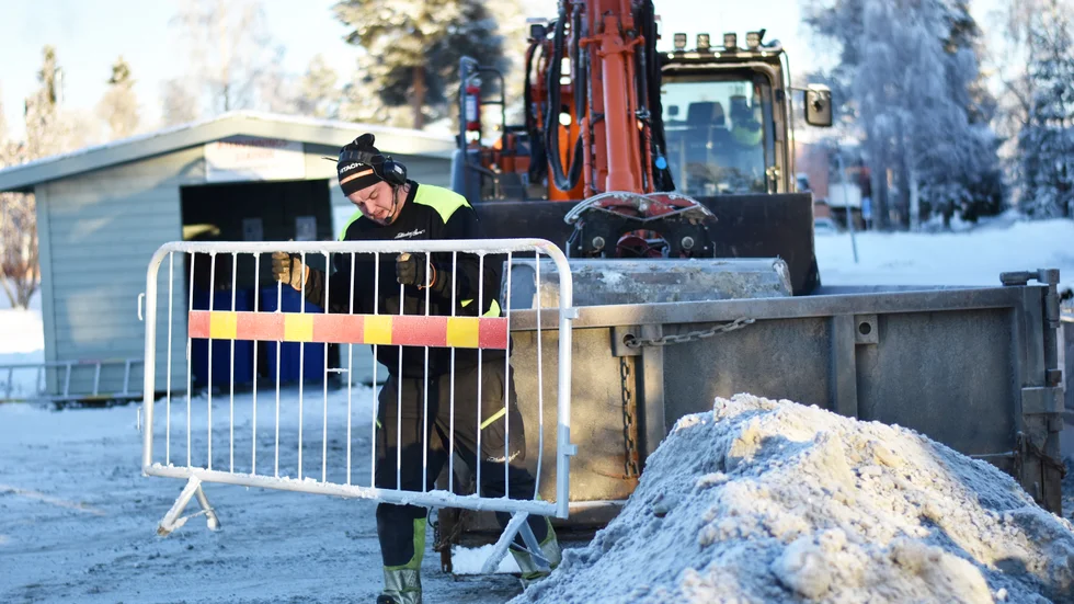 Både Norsjö och Malå har valt behållare som delvis är nedgrävda och som töms med hjälp av en kranbil. Kevin Holmlund ser till att de kommer på plats vid kvarteret Kronan i Norsjö.