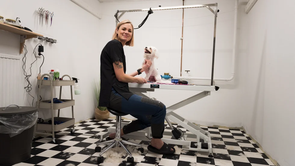 Linn Bellström öppnade Oxelösunds hundtrim i oktober. Här klipps päls och klor på hundar. Det trimmas och badas. Även katter kan komma för att kammas, badas eller få klorna klippta.