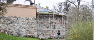 Varningen: Gå inte under byggnadsställningen vid slottet