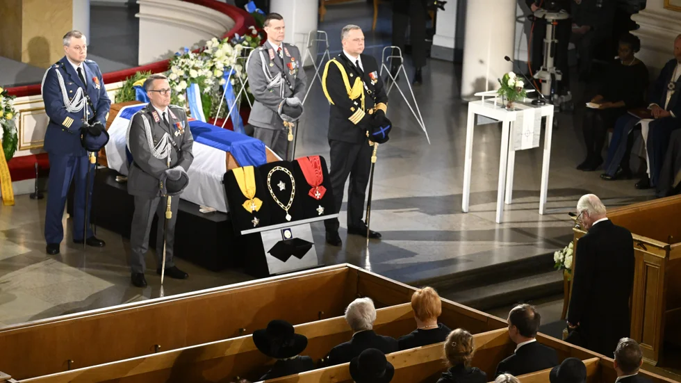 Kung Carl XVI Gustaf var en av de utländska gäster som var på plats i Helsingfors domkyrka när den tidigare finske presidenten Martti Ahtisaari fördes till den sista vilan.