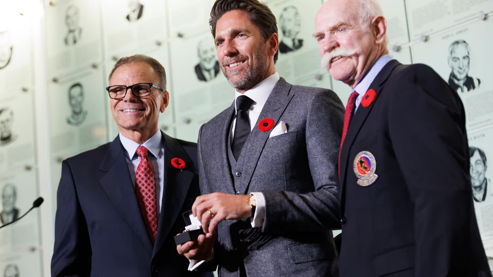 Henrik Lundqvist tillsammans med Mike Gartner (vänster) och Lanny McDonald (höger) vid ceremonin i Toronto.
