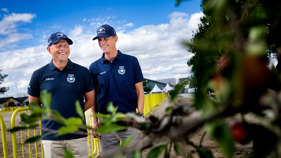 Äntligen i samma mästerskapslag. Bröderna Jens och Peder Fredricson har väntat länge på chansen. På onsdag inleds VM-hoppningarna i Herning.