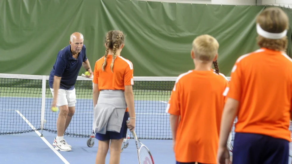 Anders Stensson var tränare i Trosa Tennisklubb i sju år, tills 2019, när han skadade foten i slalombacken. "Då var jag nere lite i hallen i Nyköping, men sedan ville man inte ha mina tjänster här utan jag gick till Norrköping och jobbade där i ett och ett halvt år"  berättar han.