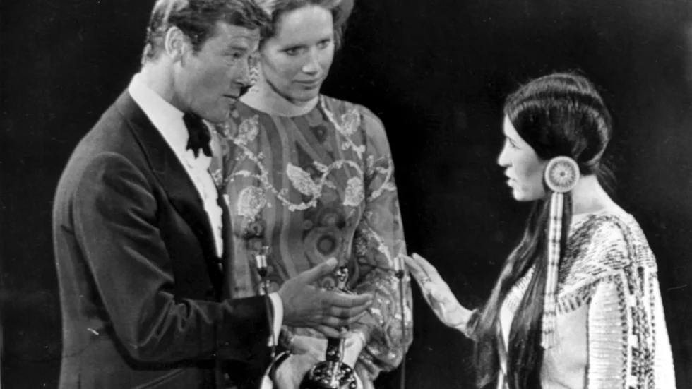 Sacheen Littlefeather tillsammans med prisutdelarna Roger Moore och Liv Ullmann på Oscarsgalan 1973.