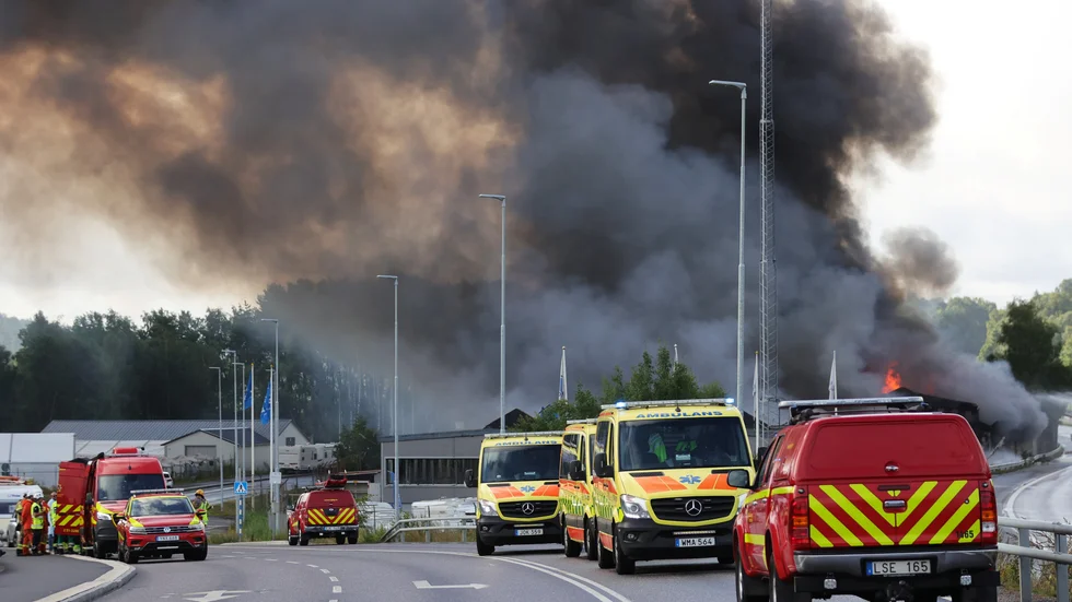 Brandkåren är på plats med omkring 20 enheter. Även polis och ambulans finns på plats. Arkivbild.