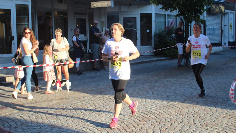 Lena Hallengren (S) kort innan målgång vid KK-joggen.