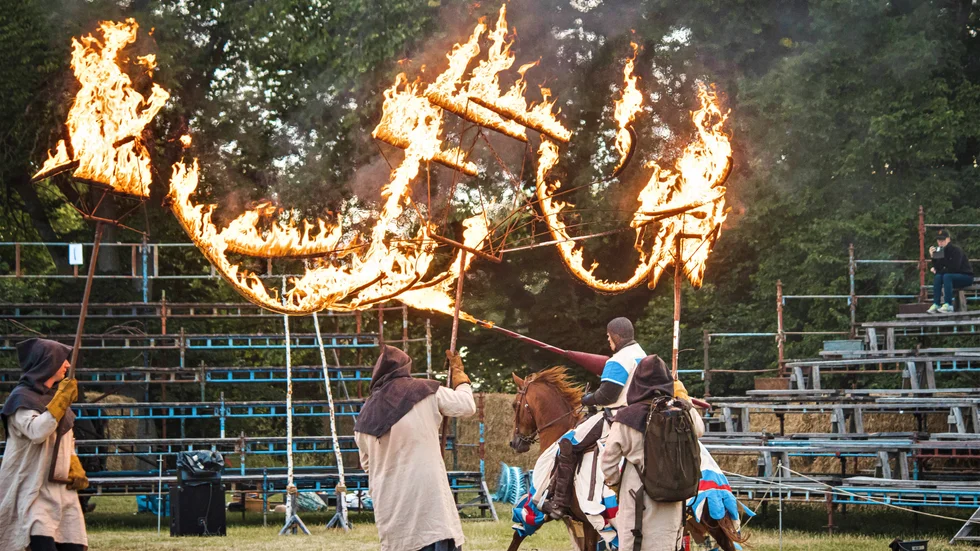 "Mythos kapitel II: En av oss" är uppföljaren på förra årets uppskattade medeltidshow, "Mythos".