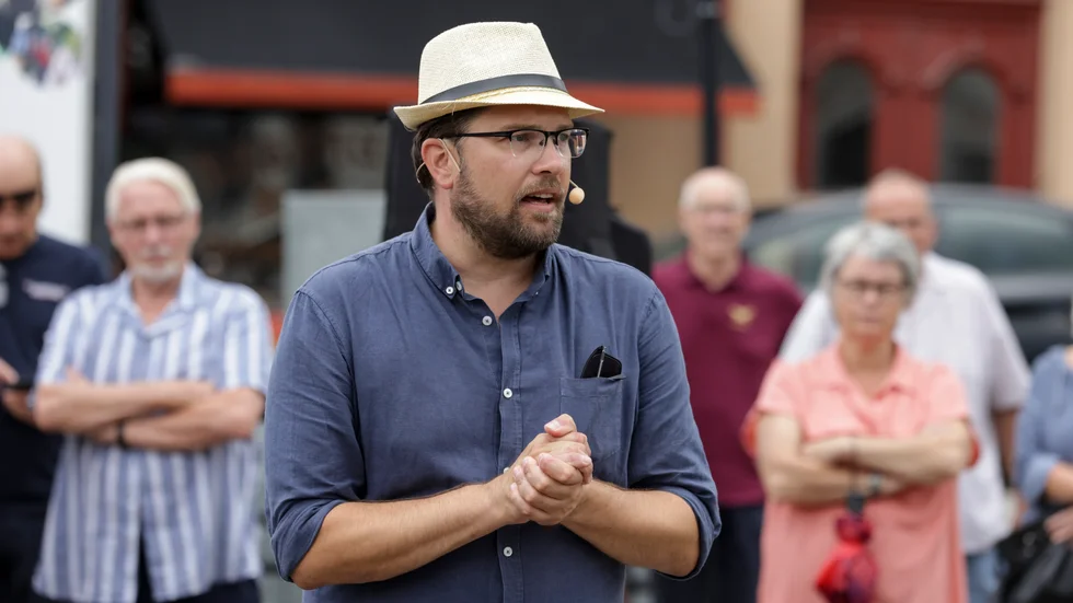 Jimmie Åkesson (SD) understryker på sin valturné att han inte står bakom Parisavtalets klimatkrav.