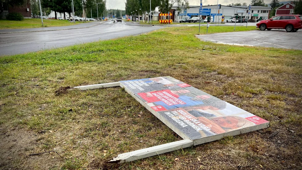 På söndagen satte Socialdemokraterna upp sina valaffischer. "Det var redan sabbat klockan 07 på måndagen. Så det är väl gjort under natten", säger kommunalrådet Tomas Egmark.
