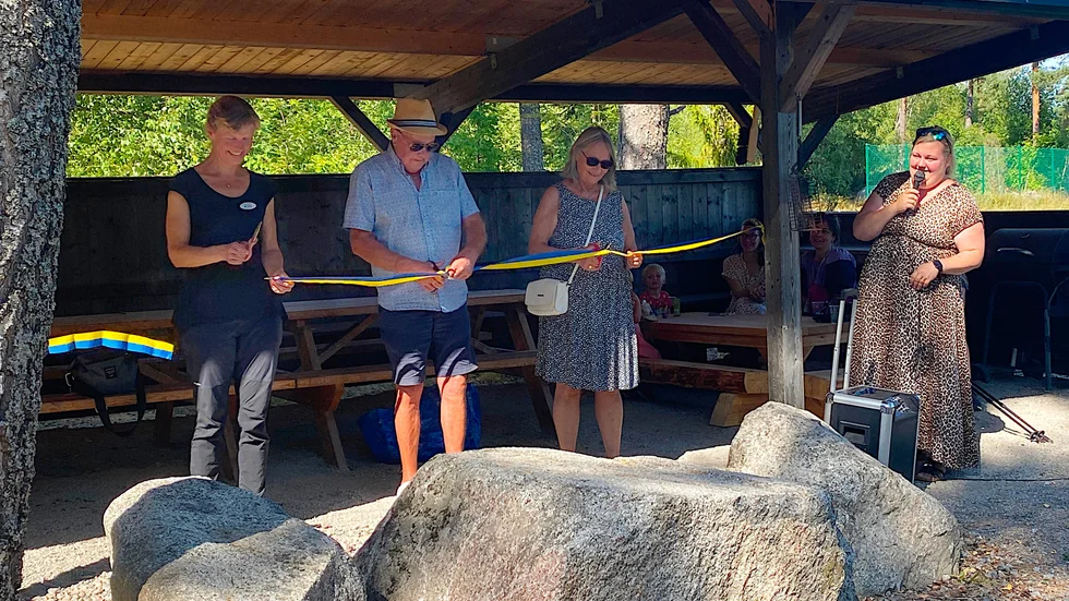 Mötesplats Härnevi IP är ett lyckat Leaderprojekt som invigdes förra året. Elisabet Odhult, Upplandsstiftelsen, Jan Dahlin, projektledare, Gun-Britt Sandin, Leader Mälardalen och Sandra Lillja, Härnevi Hembygdsförening, klippte det blågula bandet.