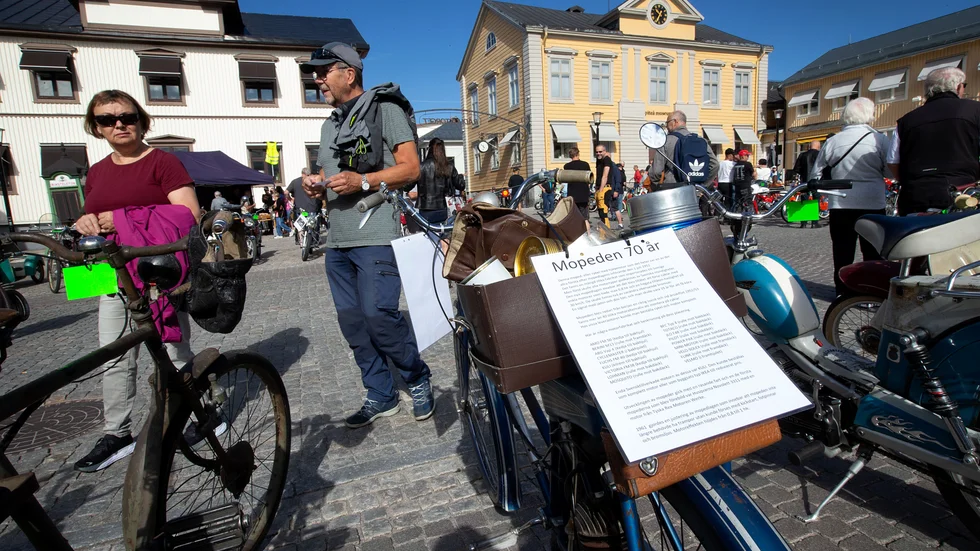 Intresset var stort för mopeder. Många gick runt på torget och tittade på utställningen. I år fyller mopeden 70 år i Sverige.