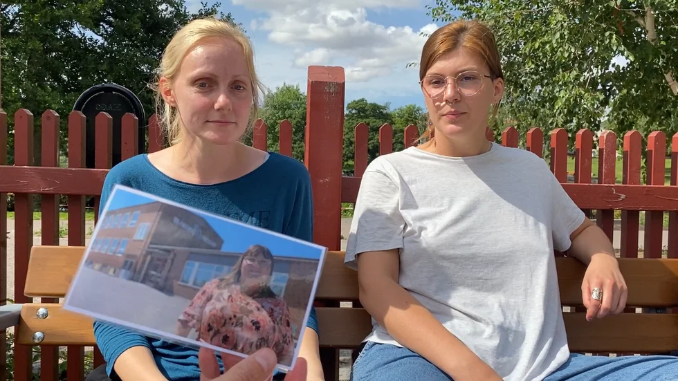 Helena Pulkinen och Tyra Karlsson duellerar i att känna igen de lokala toppolitikerna i Mjölby.