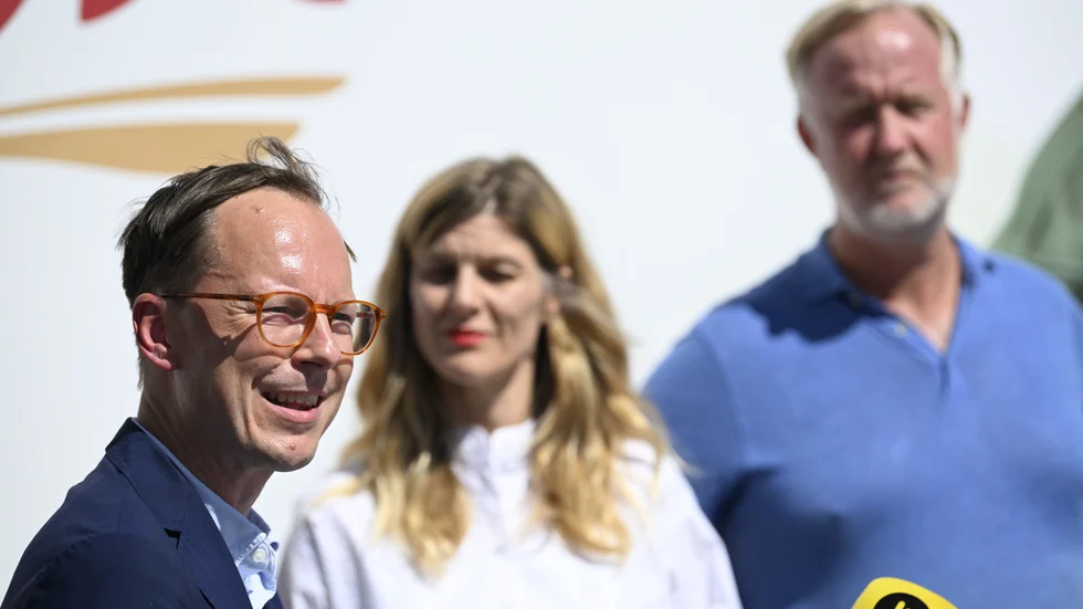 Liberalernas ekonomisk-politiska talesperson Mats Persson, regionrådet Louise Eklund och partiledaren Johan Pehrson höll pressträff hos Pågen, som skjutit upp sin expansion på grund av elbristen i södra Sverige.
