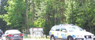 Lastbil körde av vägen vid Strängnäsbron – knäckte träd