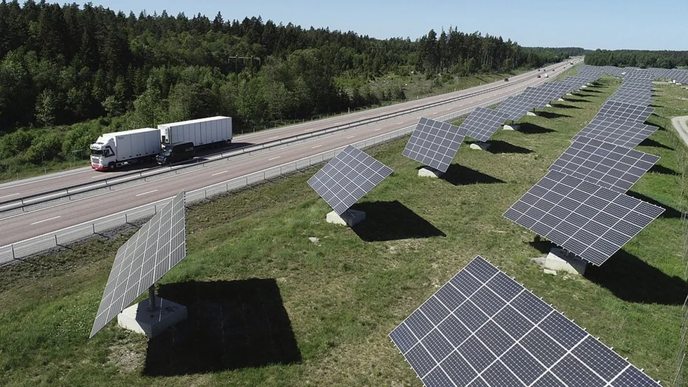 Potentialen för solenergi är stor i Sörmland, enligt Svensk Solenergi. Bilden visar en solcellspark placerad vid E18 mellan Enköping och Västerås.