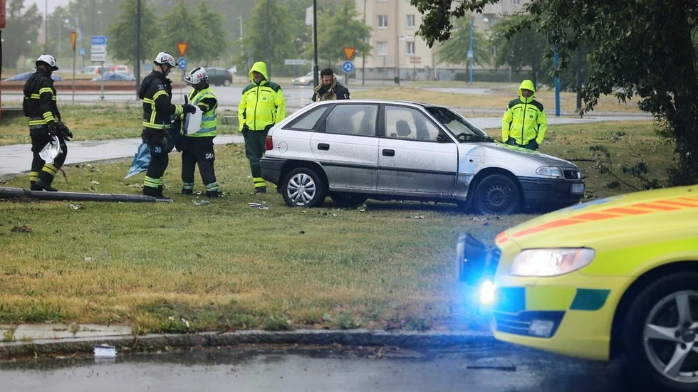En man i 30-årsåldern tog till flykten efter en trafikolycka. Han hittades senare – gömd i en container.
