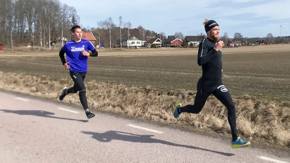 Erik Johansson har tagit rygg på Sveriges i särklass bäste triathlet, Patrik Nilsson, och hängde med riktigt skapligt på löppasset när Nilsson var i Julita för några veckor sedan och föreläste. Foto: Roger Culmsee