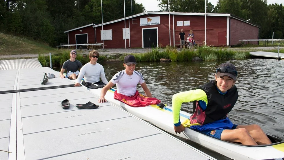 Eric Hedin, Oliver Malmsten, Albin Hellberg och Oskar Steen kör sig redo för ännu ett paddelpass. FOTO: HILDA DJUPENSTRÖM