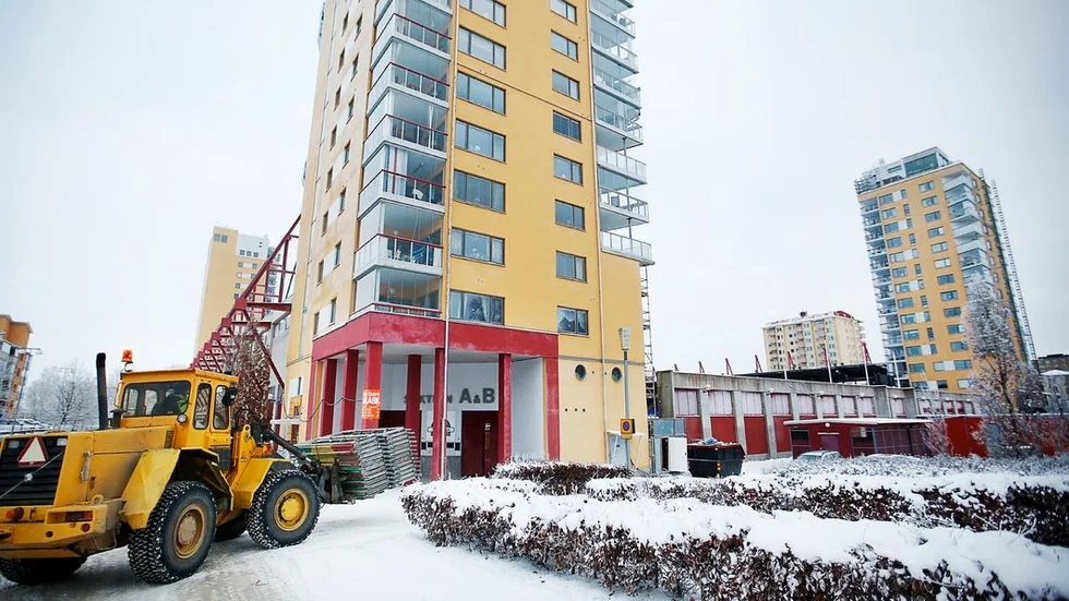 Byggnadsställningar håller på att resas runt tornhusen vid Tunavallen. Arbetet är ett led i den överenskommelse som Peab gjort med bostadsrättsföreningarna om renovering av de fuktskadade fasaderna.