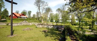 Kyrkoherden välkomnas i klosterruinen