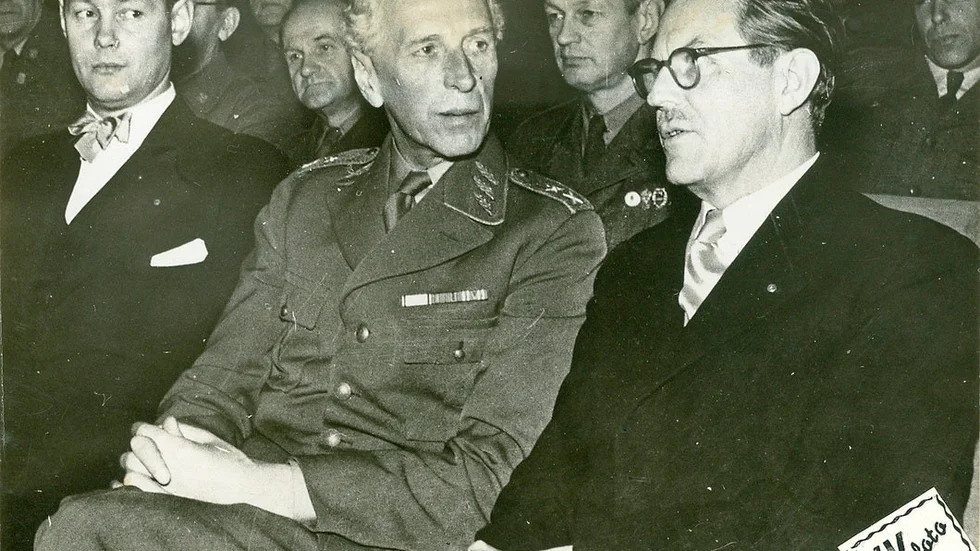 Hilding Hjelmberg var kommunalborgmästare i Katrineholm 1937 till 1967. På bilden ses Hjelmberg längst till höger tillsammans med rikshemvärnschefen Alstrin och drätselchef Tage Larfors. Fotot taget vid en sammankomst i Katrineholm.
