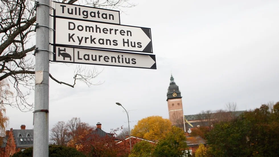 Besökare har svårt att hitta till vissa besöksmål. Nu ska kommunen se över om skyltningen kan bli bättre.