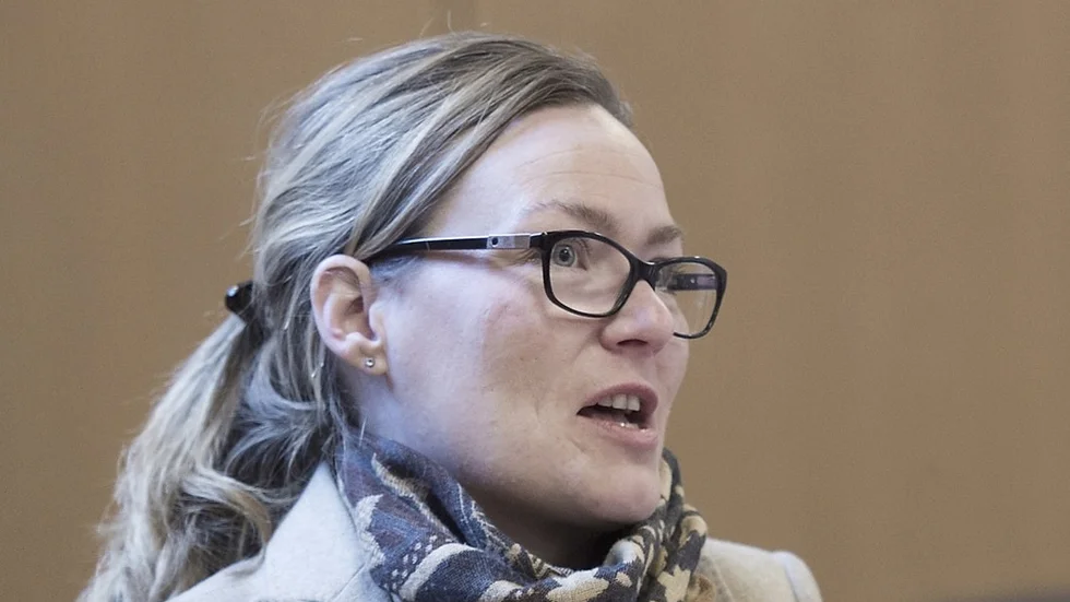Den politiska majoriteten är överens om att lägga pengar på reklam på Skavsta. Samtidigt vill Miljöpartiet på riksnivå minska flygandet och införa flygskatt. – Det är knepigt, säger Malin Hagerström (MP).