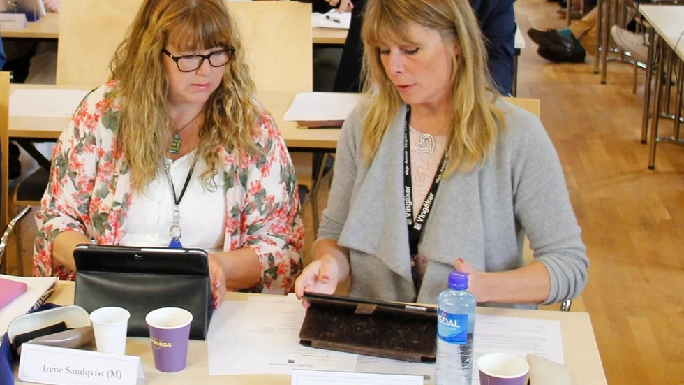 M överklagar beslutet om ny vice ordförande i socialutskottet. Irene Sandqvist och Charlotte Prennfors förordar Sandqvist.