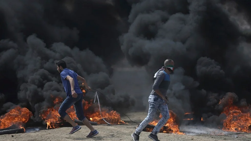 Att det är mycket svart rök vid Hamas propagandaverksamhet betyder inte att det reella hotet mot Israel är sådant att flera tiotal ihjälskjutna kan ses som annat än omotiverat övervåld.