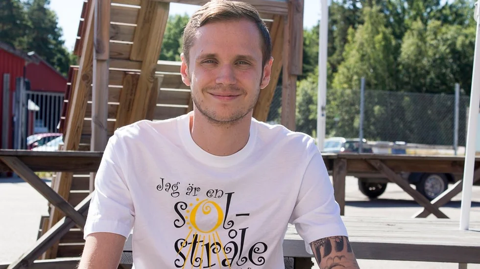 Dan Lindholm är uppvuxen i Österåker, spelade i Vingåkers volleyboll klubb som ung och bor i dag i Katrineholm tillsammans med sin sambo, dotter och deras två hundar.