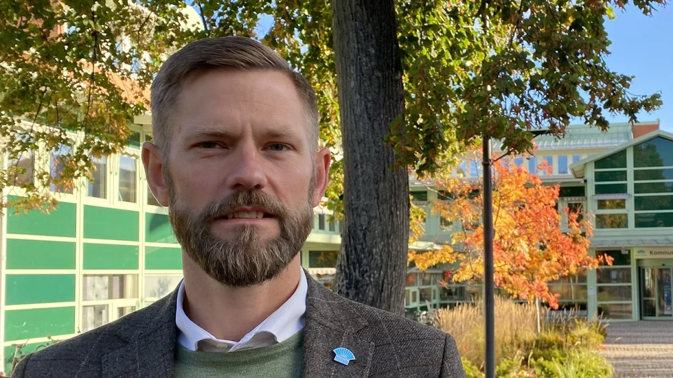 Mark Henriksson (M), kommunstyrelsens ordförande, framhåller att kommunen inte vill att någon ska skjuta fyrverkerier på ett sätt som påverkar medborgare negativt. Däremot kan de inte göra avgränsningar där det inte finns ett bekräftat problem.