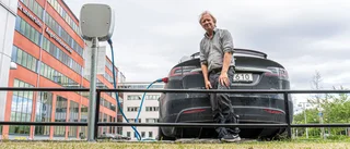 Elprofessorn: "Ladda elbilen i vanligt uttag" • Krossar myten om dyra installationer