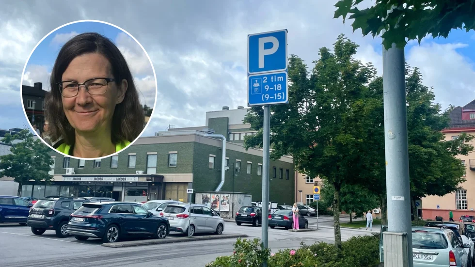 Skyltningen vid parkeringen intill Sörmlands sparbank har rört upp känslor på sistone. Nu har personbilsskylten plockats ned. På bild syns även Cathrine Lindkvist.