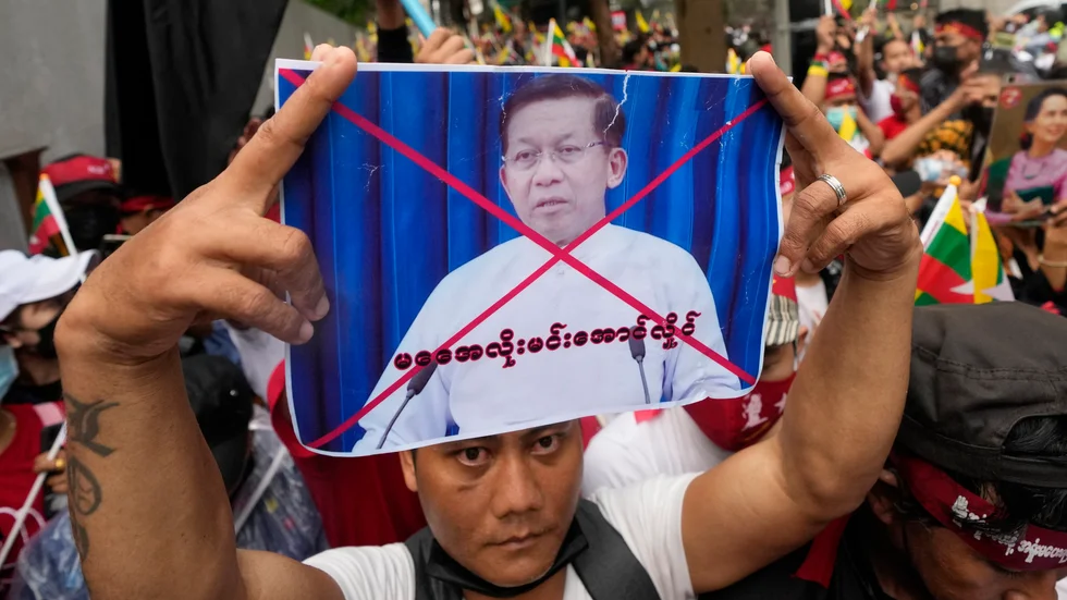 En aktivist som bor i Thailand protesterar mot Myanmars juntachef Min Aung Hlaing. Arkivbild.