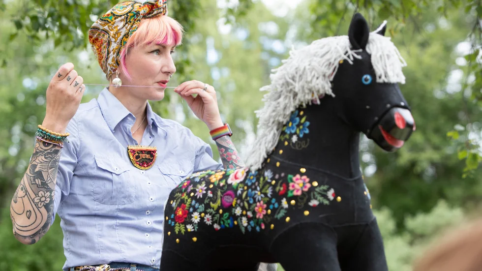 Emma Ewadotter är vice ordförande i Täcklebo Broderiakademi. Under världsbroderidagen var hon och flera medlemmar ut föreningen på plats på Gammlia för att låta allmänheten testa på broderi.