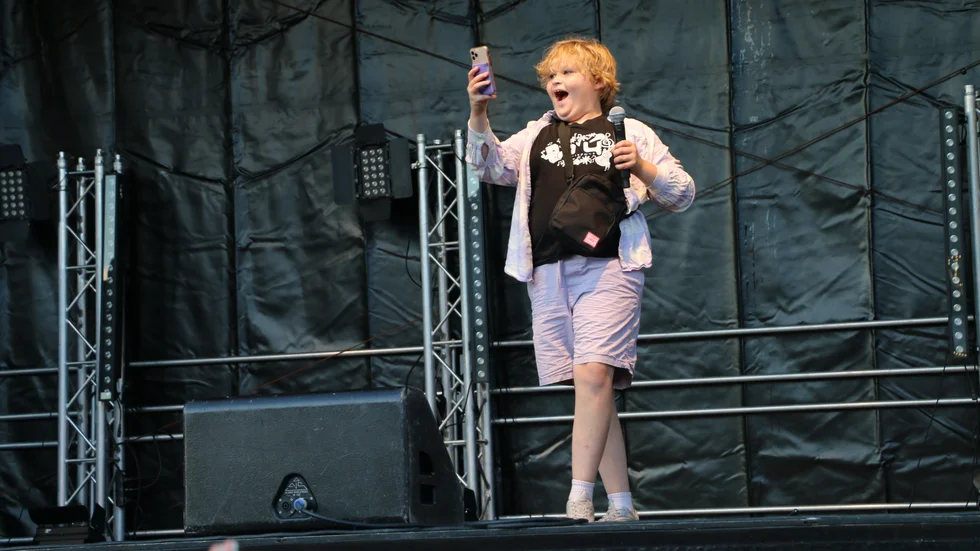 Axel Lundström, 12 år, bjöds upp på scenen och fick bli Marcus Berggrens side kick, han.blev förstås överlycklig när han fick en swish som belöning,
