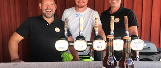 Trion bakom mikrobryggeriet i Gnesta hoppas på gårdsförsäljning: "Om du frågar våra fruar så är vi här jämt"