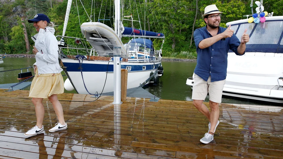 Jimmie Åkesson (SD) - här på valturné i Söderköping tillsammans med Jessica Stegrud - har, precis som MP  "kollapsat" in i den endimensionella högervänsterskalan.