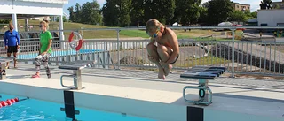 Teddy, 6 år, har en stor favorit på Tinnerbäcksbadet – att hoppa bomben