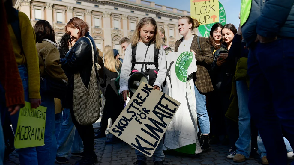 Unga väljer ofta att delta i demonstrationer eller engagera sig inom ideella organisationer i stället för att engagera sig i partipolitiken. 