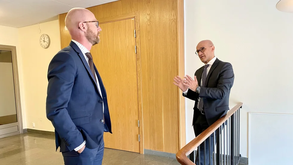 Åklagare Niklas Jeppsson (till vänster) och advokat Abdel-Hay Alami vid den första rättegångsdagen den 10 maj om fastighetshärvan. Nu riktar åklagaren skarp kritik mot advokatens kostnadsräkning. Skellefteå tingsrätt kommer senare att ta ställning till striden om kostnadsräkningen, ifall den är alldeles för hög eller inte.